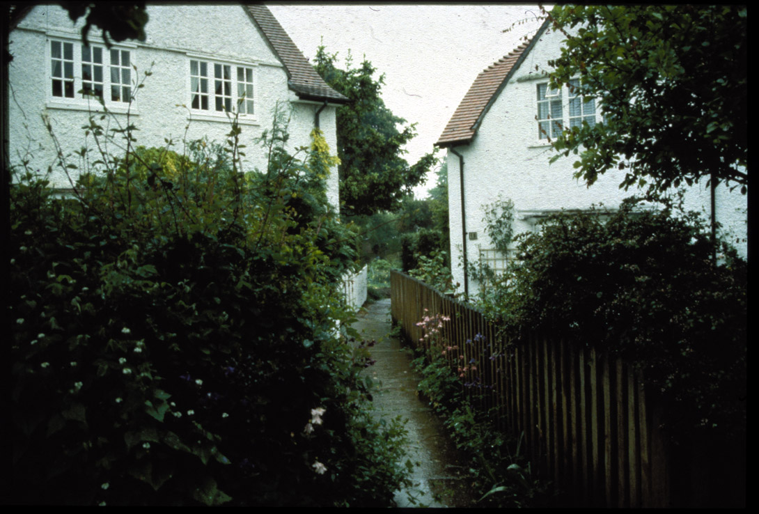 Letchworth-housing, view along path, 1993 (Smith/Craig).
