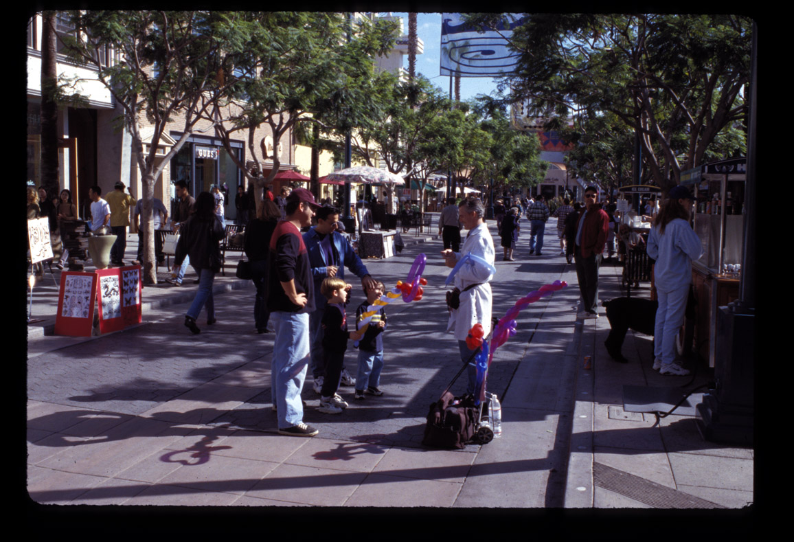 Santa Monica, CA, 3rd St. Promenade, sidewalk balloon-man 11/98.