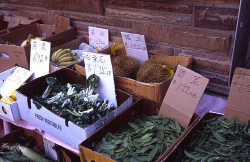 ʿ٣˽֣˳ [Vegetables for sale in front of a market.]