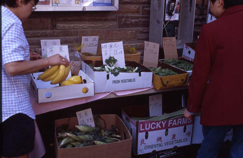 ʿ٣˽֣˳һǶȡ[Vegetables and fruit for sale in front of a shop.]