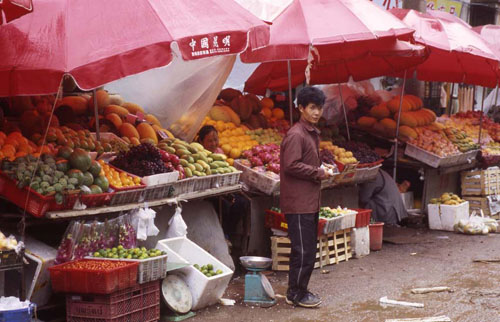 ϵˮ̯[Fruit stands at a street market.]