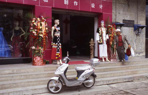 տҵ ݳ װ ꡣſл[Recently opened fancy-costume shop, with flower baskets at the entrance.]