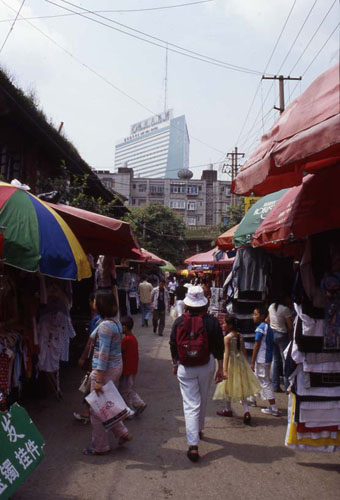 ҵ֡[Street with small shops.]
