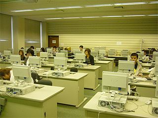 Photo of a computer lab at a school in Japan.