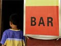A green, yellow, and red banner advertises a reggae bar in Mandarin and English.