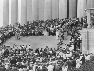 People gather at the Lincoln Memorial for King's speech.