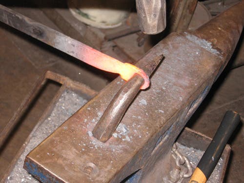 A rapidly cooling ring is widened around the hardy horn.