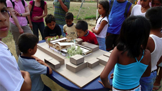 The children of Pascuales view their project.