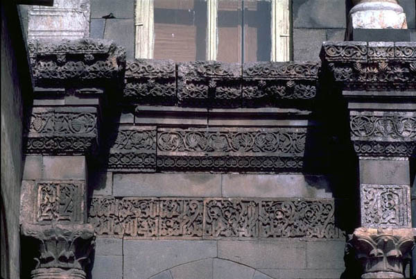Image of The Great Mosque of Diyarbakir, detail of the cornice and the inscription band