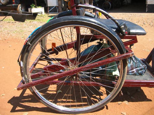 Side view photo of trike's rear wheels and supporting structure.