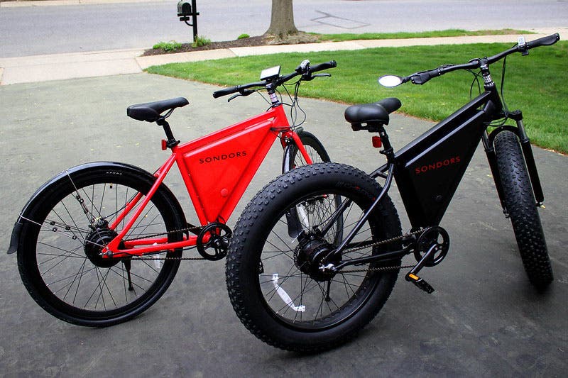 Two electric bikes made by Sondors. One is black and one is red. 